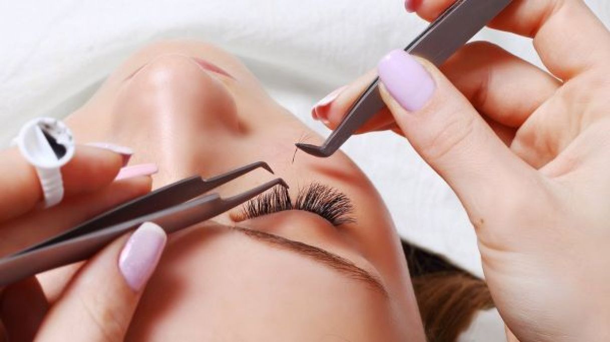 Extension de cils à Paris (75) Par Ghezala - Estheca