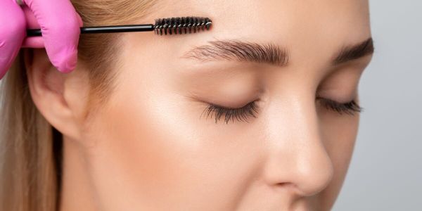 Brow Lift (rehaussement de sourcils) | Les meilleures esthéticiennes