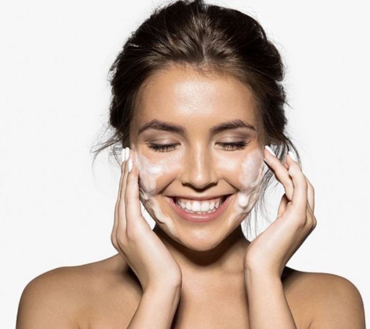 Soins visage anti microkystes  à Paris (75) Par Ines - Estheca