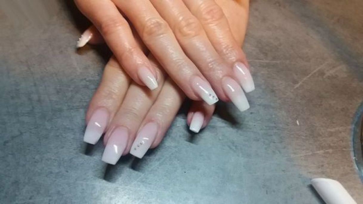 Pose d'ongles Gel / chablon à Paris (75) Par Dolly - Estheca