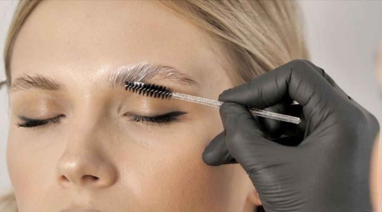 Browlift (rehaussement de sourcils) à Orléans (45) Par Nassima - Estheca