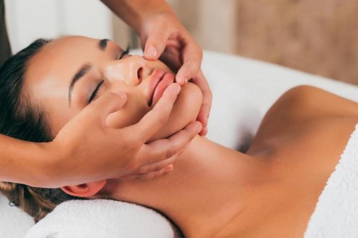 Young face massage drainant visage à Gouville (27) Par Rachel - Estheca