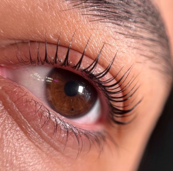 À Versailles | Stratification et stylisation des cils et des sourcils | Les meilleures esthéticiennes