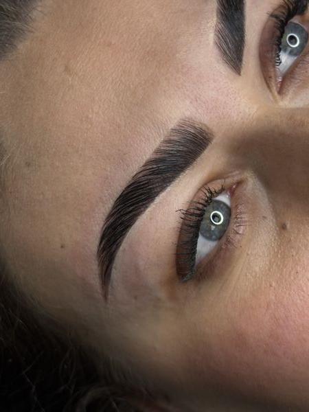 À Locqueltas | Browlift Russe | Les meilleures esthéticiennes