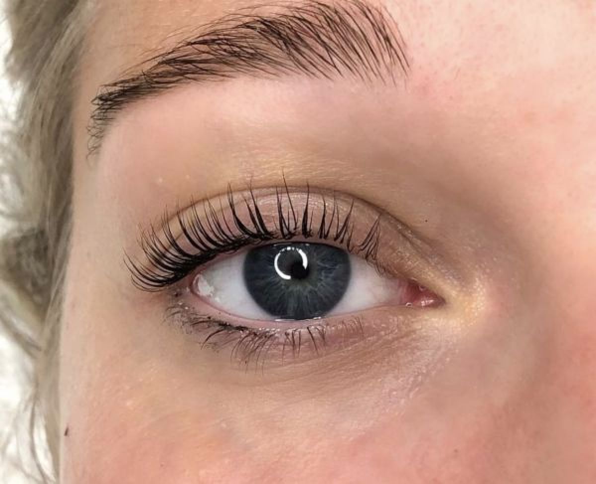 Rehaussement de cil à Corbeil-Essonnes (91) Par Inès - Estheca