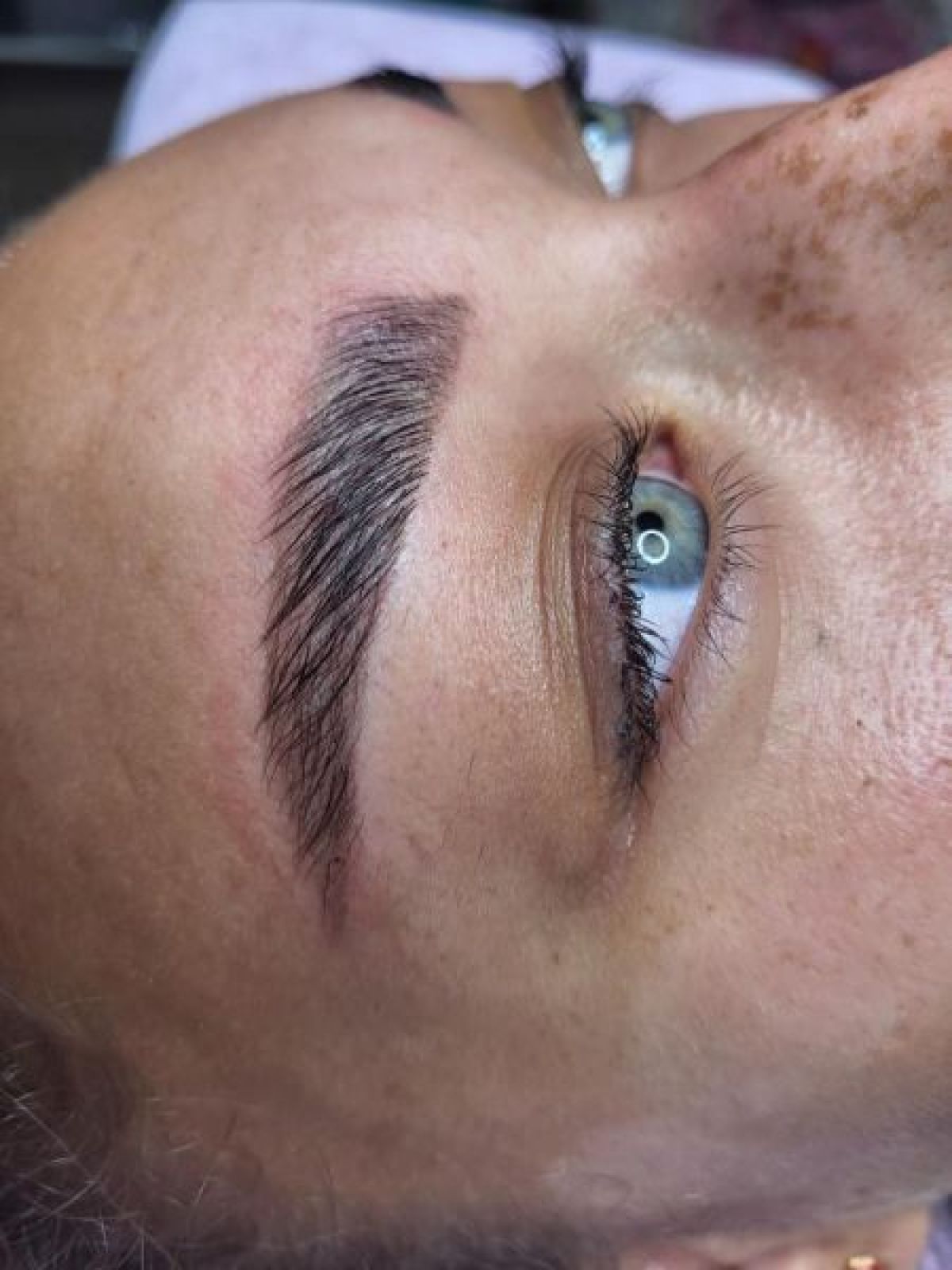 Brow lift (lifting, coréen ) à Mantes-la-Ville (78) Par Saloua - Estheca