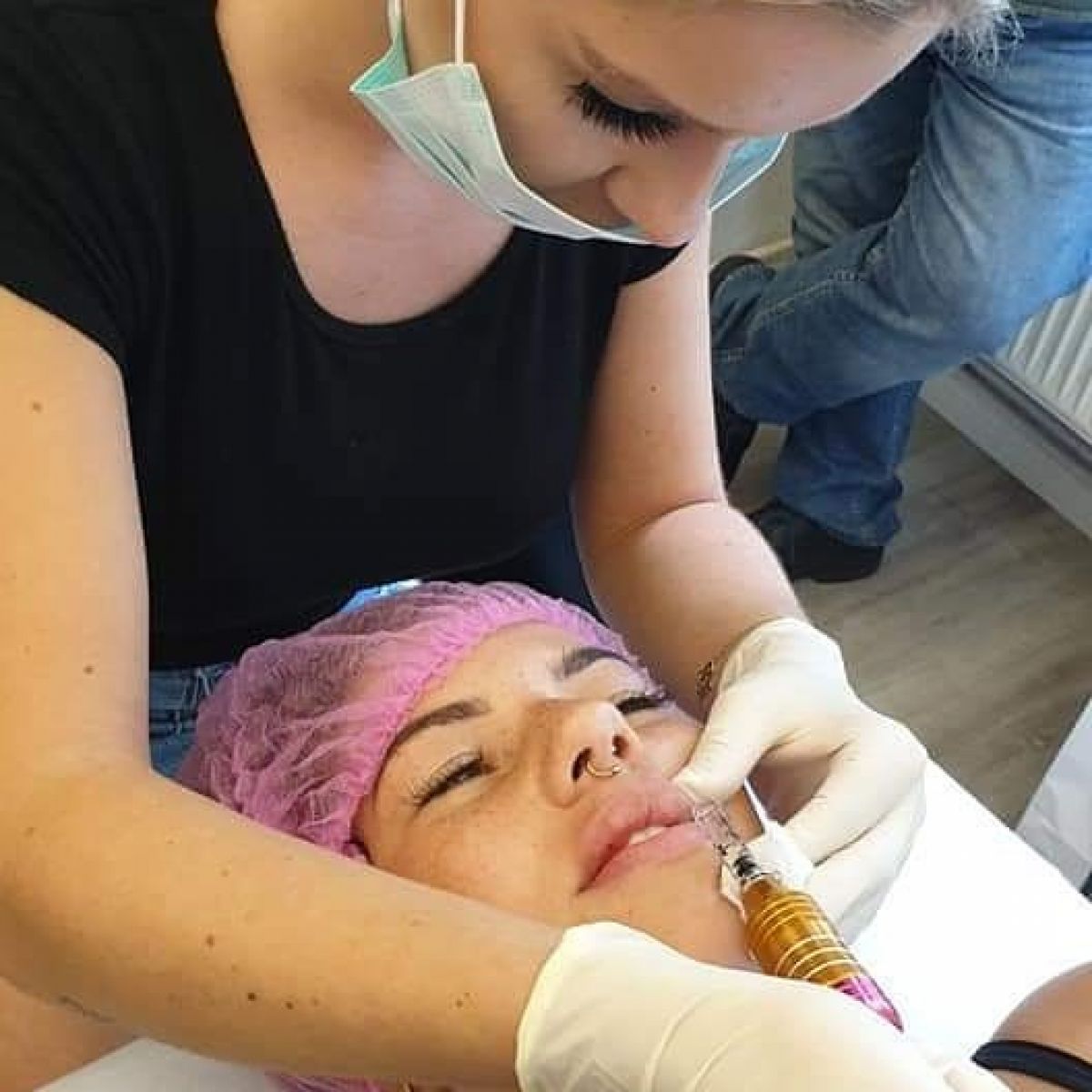 Augmentation lèvres Hyaluron pen à Bondy (93) Par Laure - Estheca