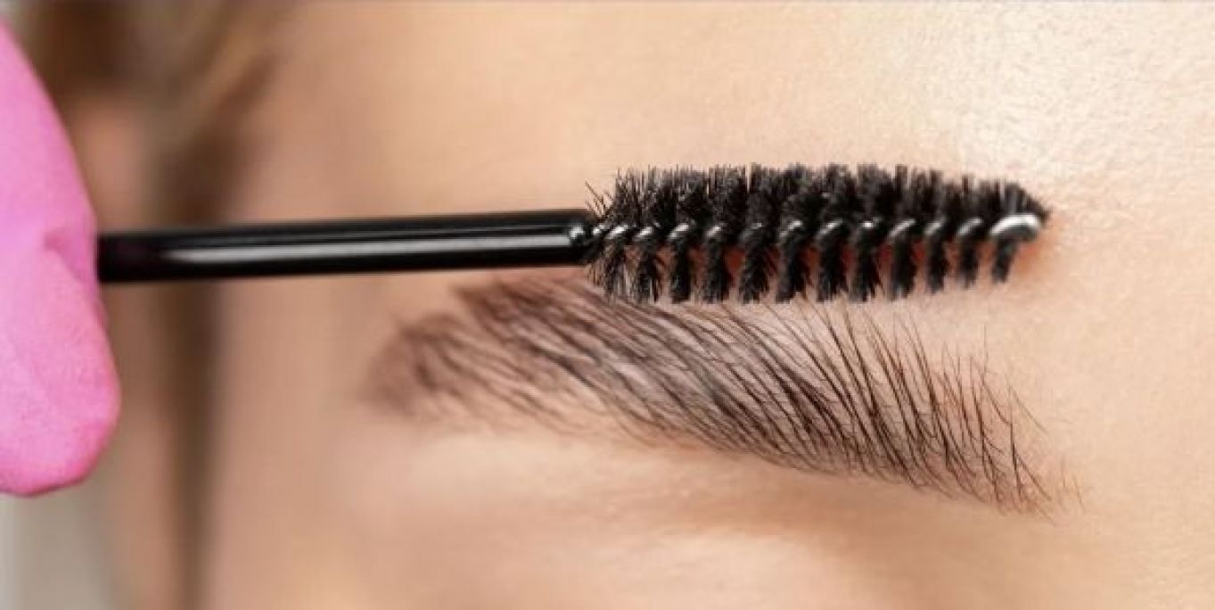 Browlift (rehaussement de sourcils) à Drancy (93) Par Meelis - Estheca