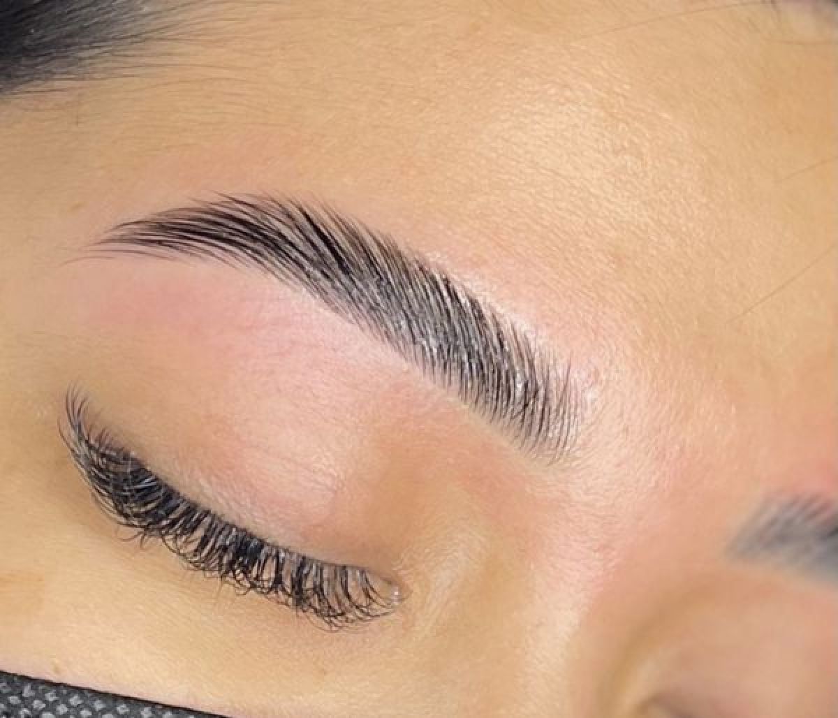 Browlift (rehaussement de sourcils) à Saint-Julien-en-Genevois (74) Par Nakady - Estheca