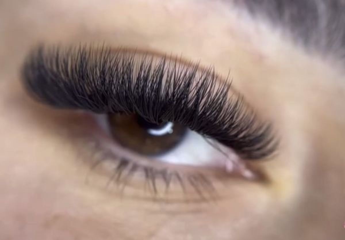 Extension de cils à Bonneville (74) Par Hafida - Estheca